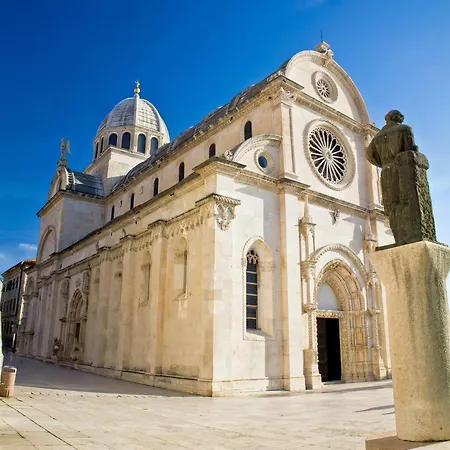 Apartment In With Sea View, Balcony, Air Conditioning, Wifi